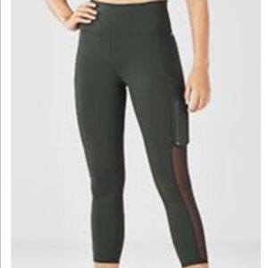 Fabletics Mila Pocket Capri, Large.